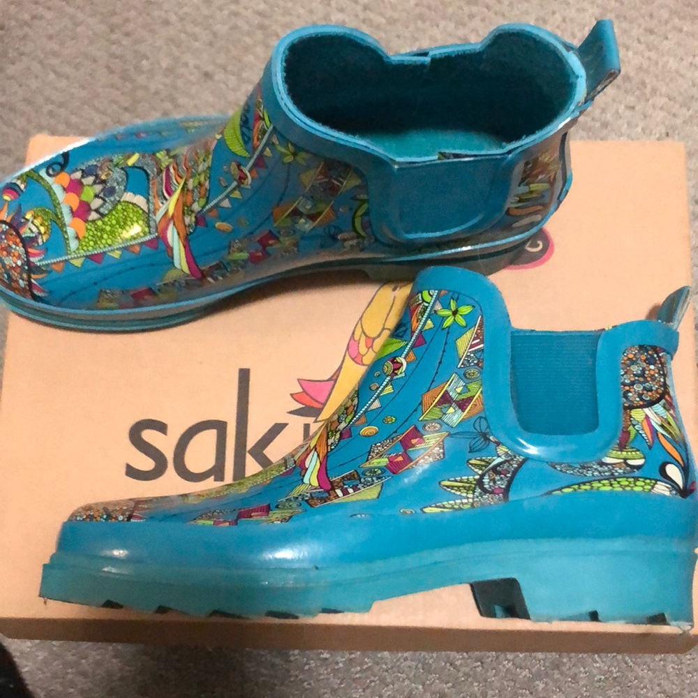 Low cut rain boots